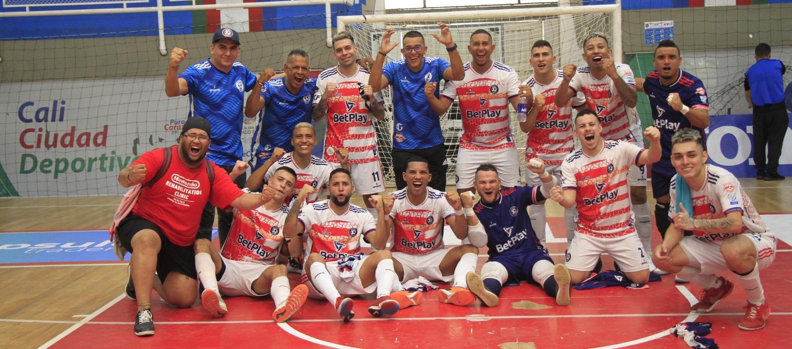Los jugadores de Independiente celebran su pase en el coliseo Evangelista Mora.