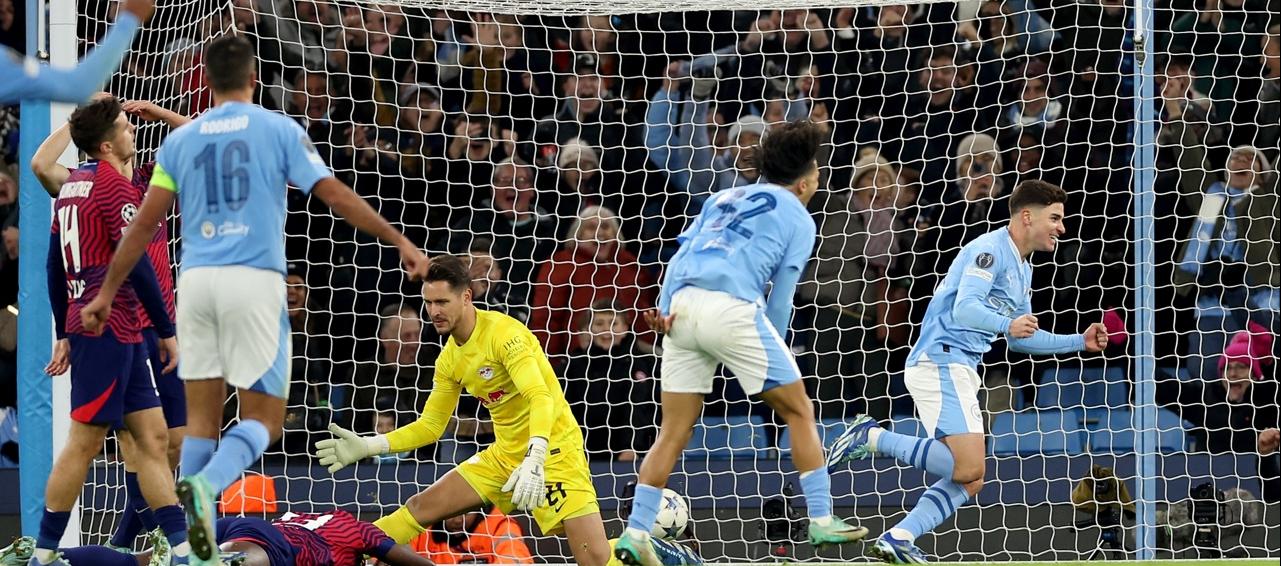El argentino Julián Álvarez inicia su festejo tras marcar el gol de la remontada del City.