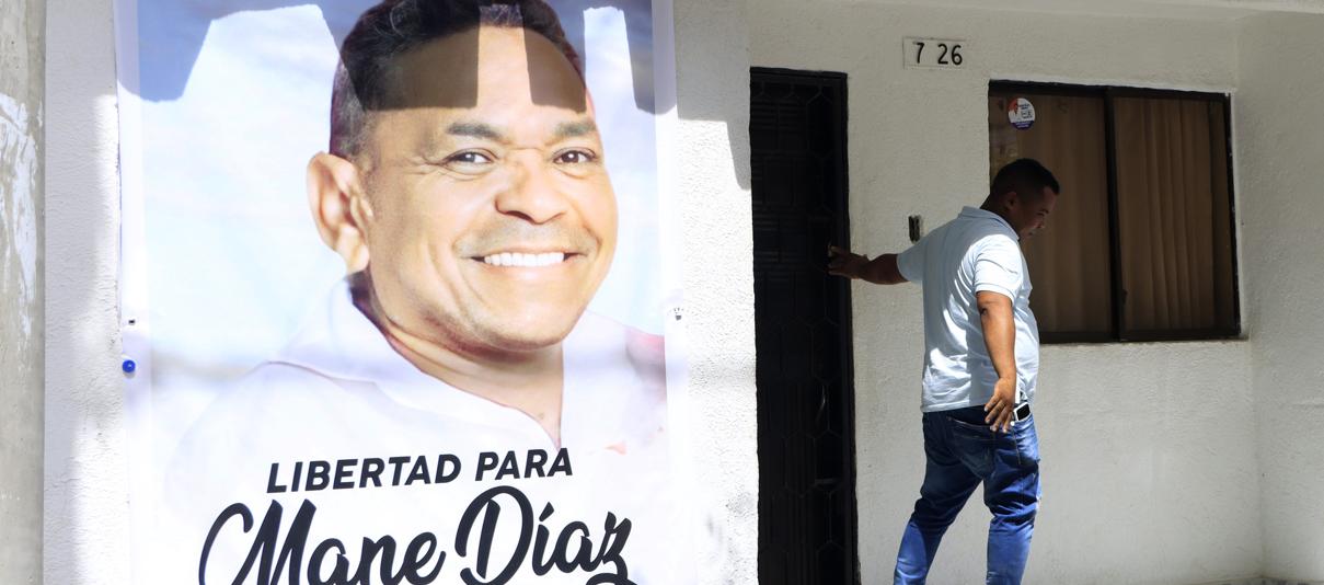 En la casa de Luis Manuel Díaz su familia espera su pronto regreso. 