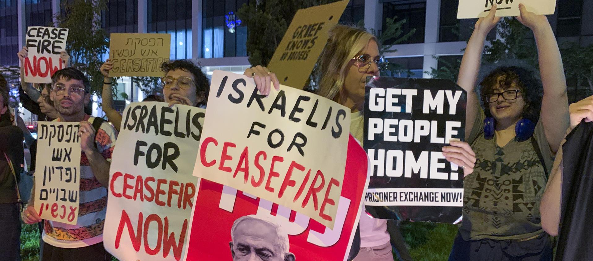 Manifestantes israelíes protestan contra la ofensiva militar de su país sobre Gaza.