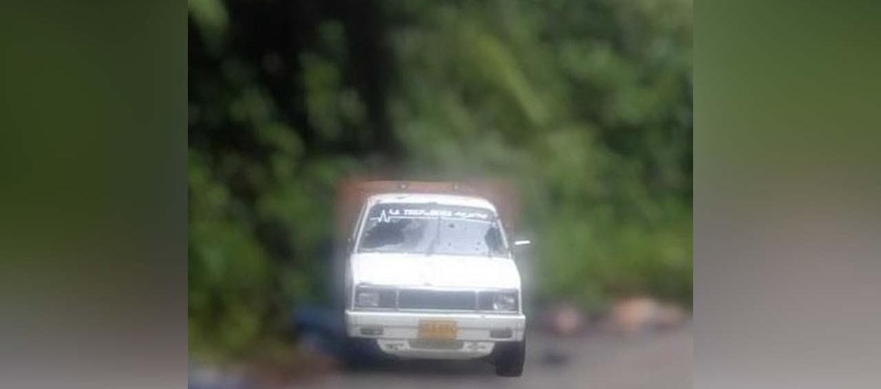 Al lado de esta camioneta fueron hallados los tres cuerpos baleados