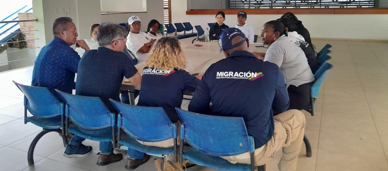 Funcionarios de Migración Colombia durante una junta.