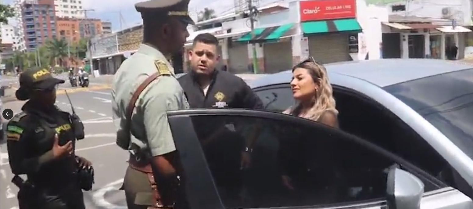 Policía de Cali explicando las razones del comparendo.