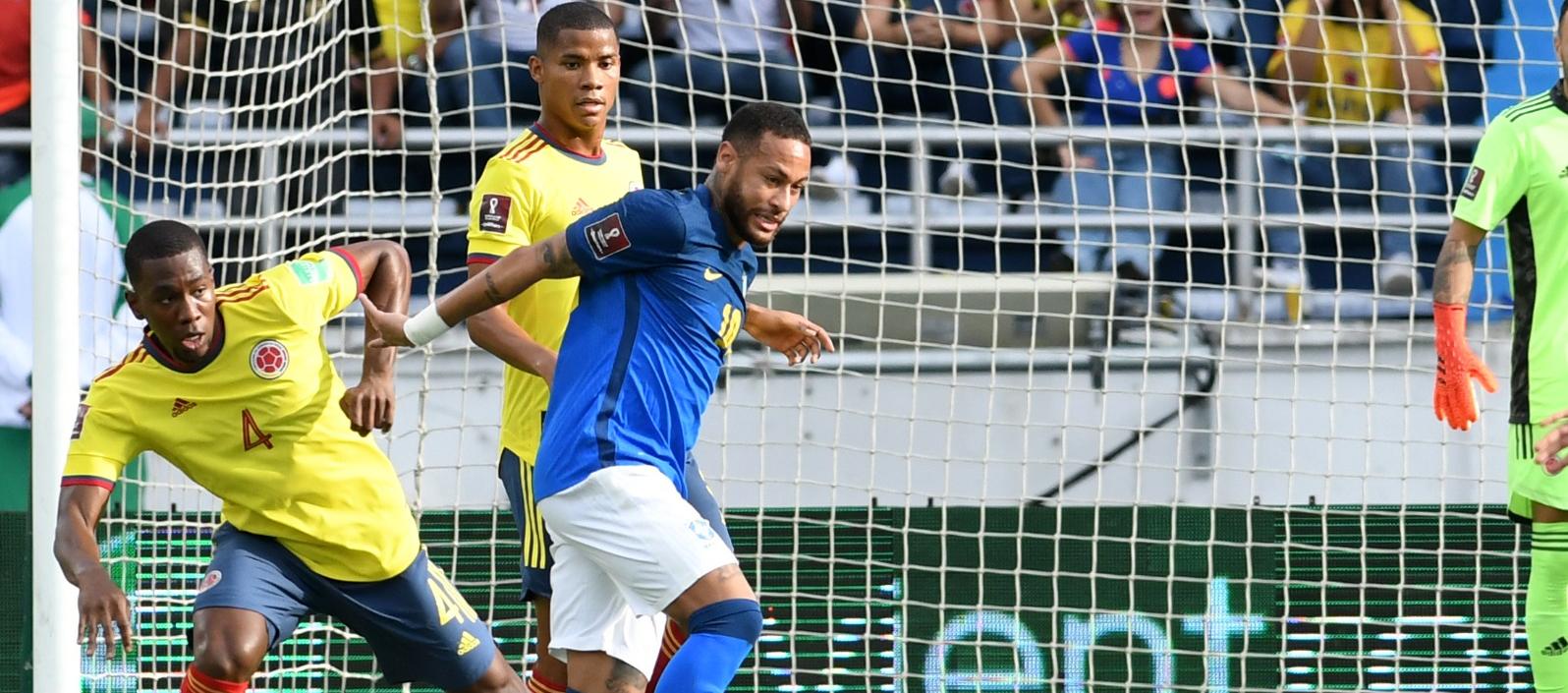 Neymar domina le pelota ante la marca de Carlos Cuesta en el último Colombia-Brasil, en Barranquilla..