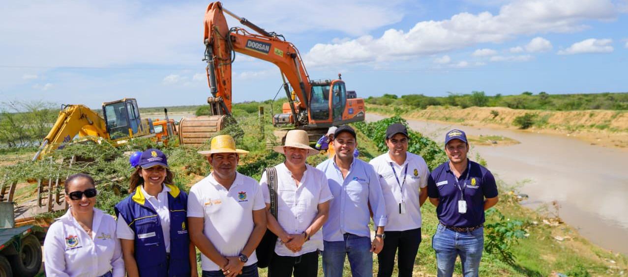 La maquinaria trabaja en el Arroyo Chemeraín y la ribera del río Tapia, Uribia. El director de la UNGRD, Olmedo López estuvo en la zona