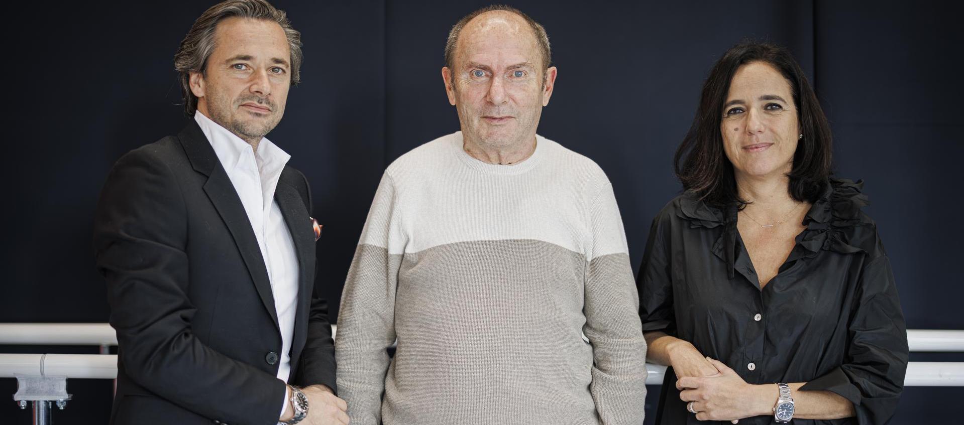 El paciente francés que recibió la europrótesis, entre los científicos Gregoire Courtine y Jocelyne Bloch