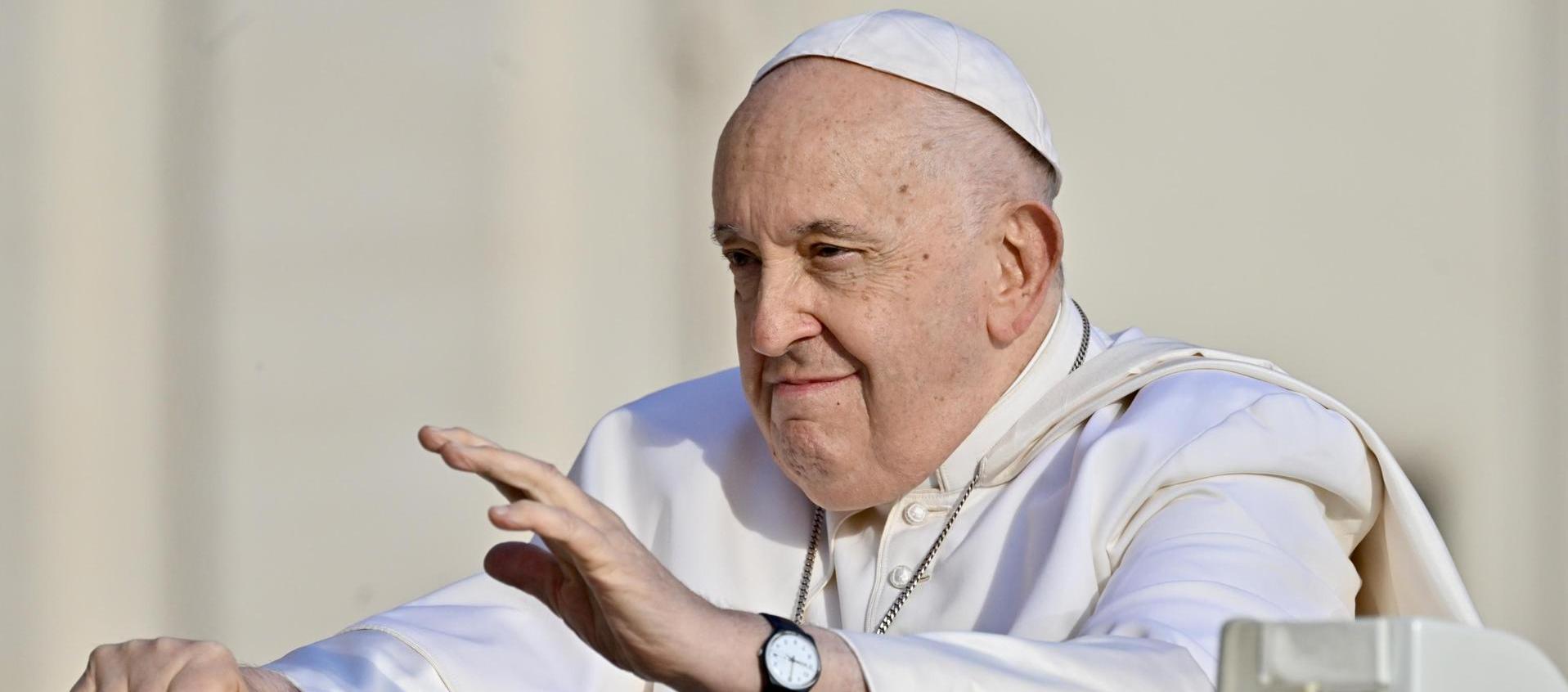 Francisco saluda desde el papamóvil a su llegada a la Plaza de San Pedro, Ciudad del Vaticano.