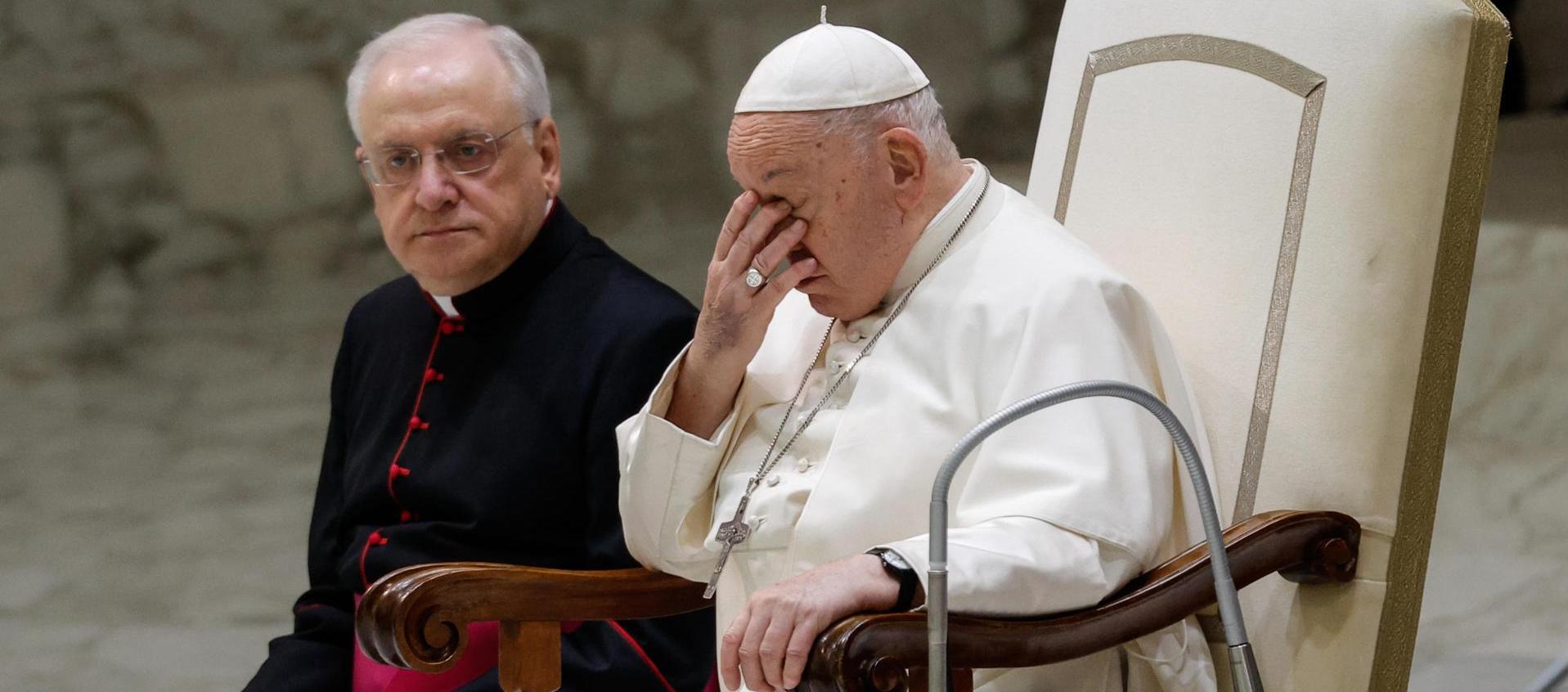 El papa Francisco asiste a la audiencia general semanal en el Aula Pablo VI.