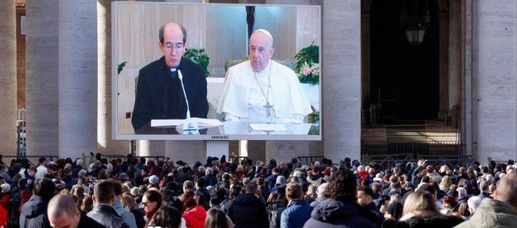 El Papa rezando el Ángelus dominical desde su casa.
