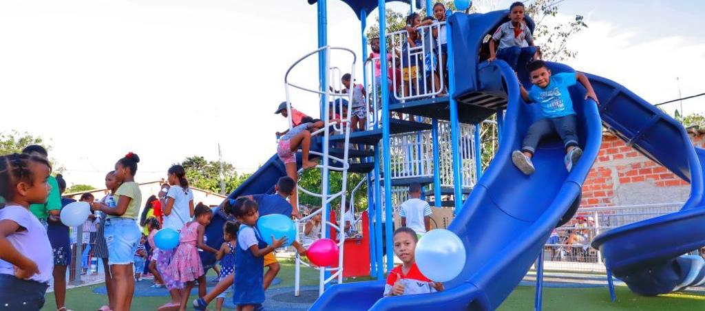 Niños disfrutando de la cancha Malanga en Santa Cruz, Luruaco