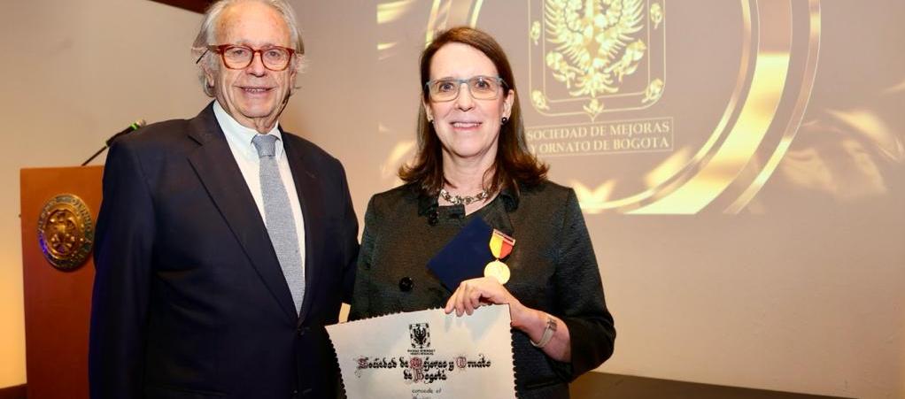 Carolina Wiesner, directora del Instituto Nacional de Cancerología, recibe el “Premio Gonzalo Jiménez de Quesada”, de manos de Carlos Roberto Pombo, presidente de la Sociedad de Mejoras y Ornato de Bogotá