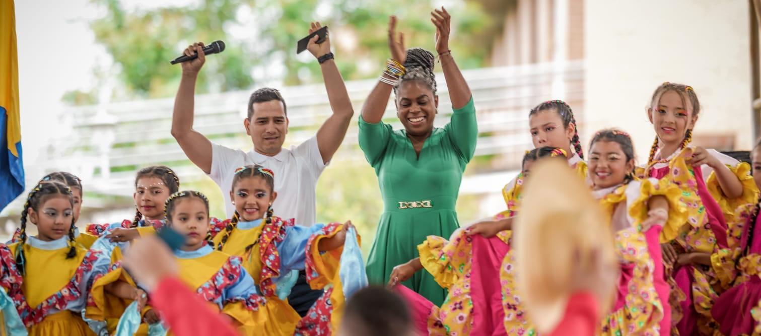 La ministra de Educación, Aurora Vergara, celebra el premio este sábado con directivas y estudiantes de Pitalito, Huila