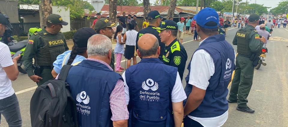 Funcionarios de la Defensoría del Pueblo junto con agentes policiales.