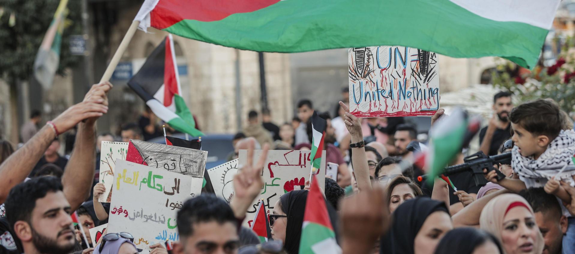 Marcha masiva en ciudad cisjordana de Ramala en protesta por el gran número de niños muertos en los bombardeos israelíes. 