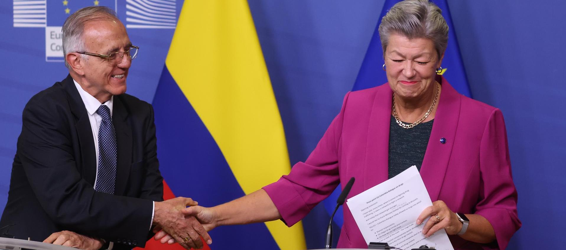 La Comisaria Europea de Asuntos Interiores, Ylva Johansson, le da la mano al Ministro de Defensa, Iván Velásquez.