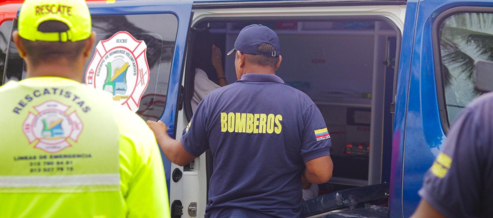 Los rescatistas de Coveñas en plena labor de búsqueda de los cuerpos.