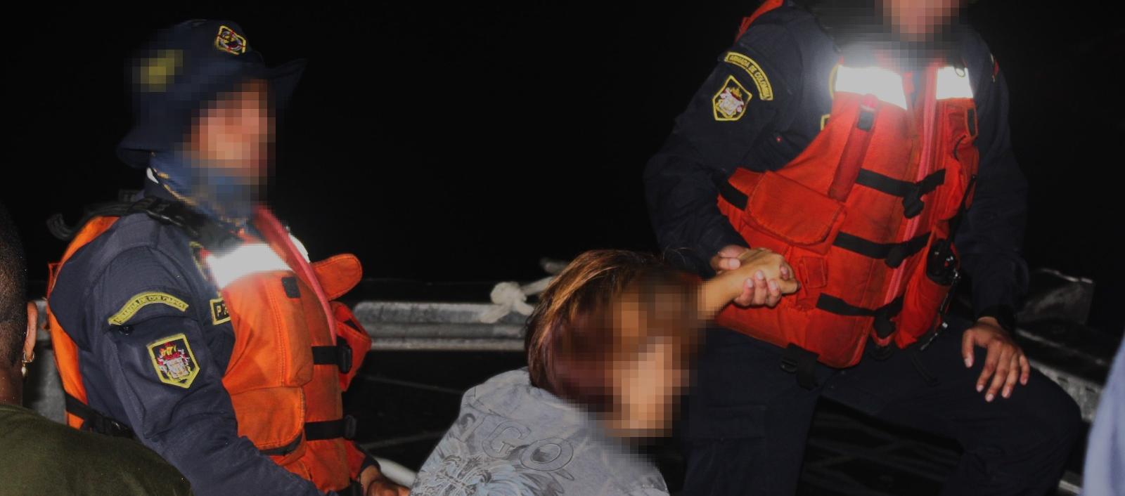 Unidades de la Armada Nacional en medio del rescate de los migrantes.