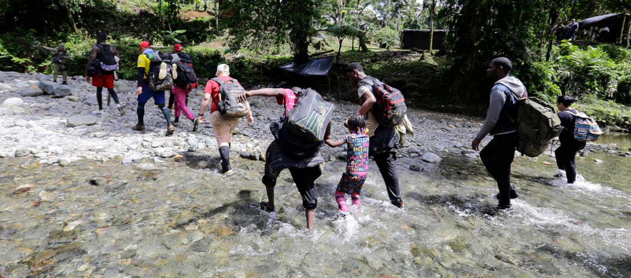 Imagen de referencia de migrantes atravesando la selva del Darién