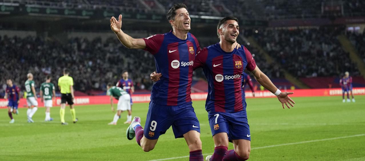 Robert Lewandowski celebra con Ferran Torres. 