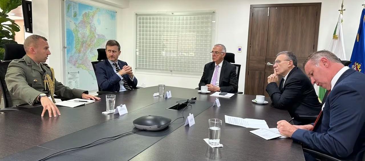 El embajador en Reino Unido, Roy Barreras, en una de las reuniones sostenidas en Bogotá con el MinDefensa, Iván Velásquez.