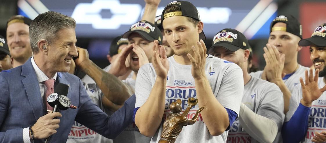 Corey Seager tras ser escogido como el Jugador Más Valioso de la Serie Mundial.