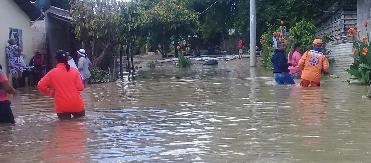 Con el agua hasta la cintura permanecen los pobladores de zonas aledañas a tres ríos desbordados en el Magdalena