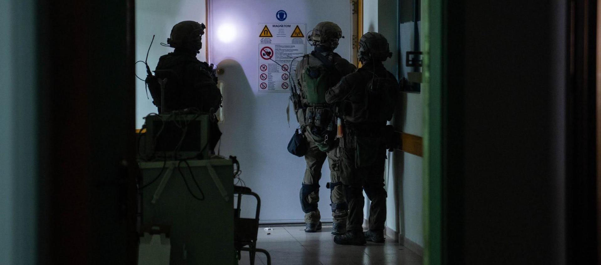  Soldados israelíes en el área de radiología del hospital Al Shifa en Gaza