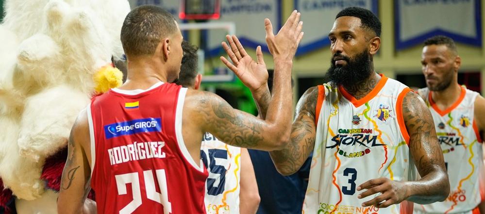 Jonathan Rodríguez saludando a su ex compañero en Titanes Josimar Ayarza.