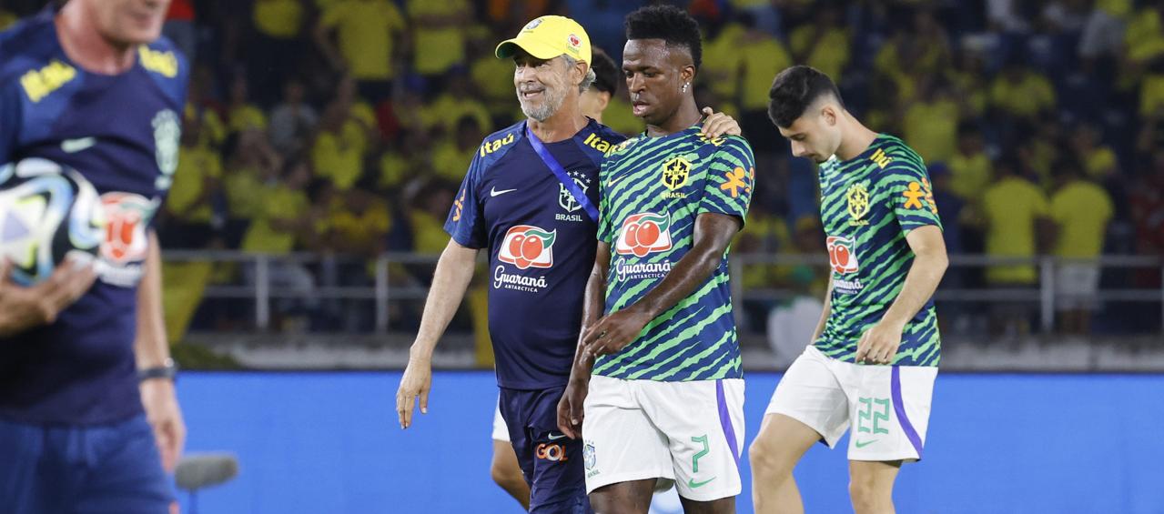 Vinicius durante el calentamiento previo al partido contra Colombia.