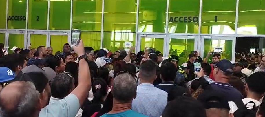 Decenas de candidatos a Asamblea, Concejo y JAL aglomerados en el Centro de Eventos.