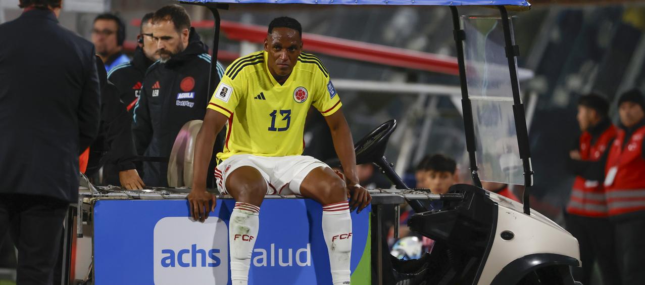 Yerry Mina salió lesionado en el partido contra Chile, en Santiago.