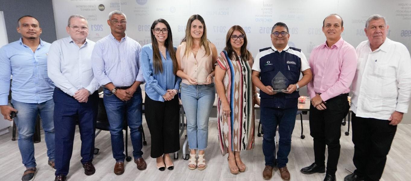 Entrega de reconocimiento al Distrito de Barranquilla