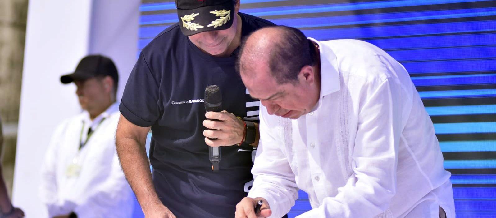 Alex Char junto al Notario en su juramentación. 