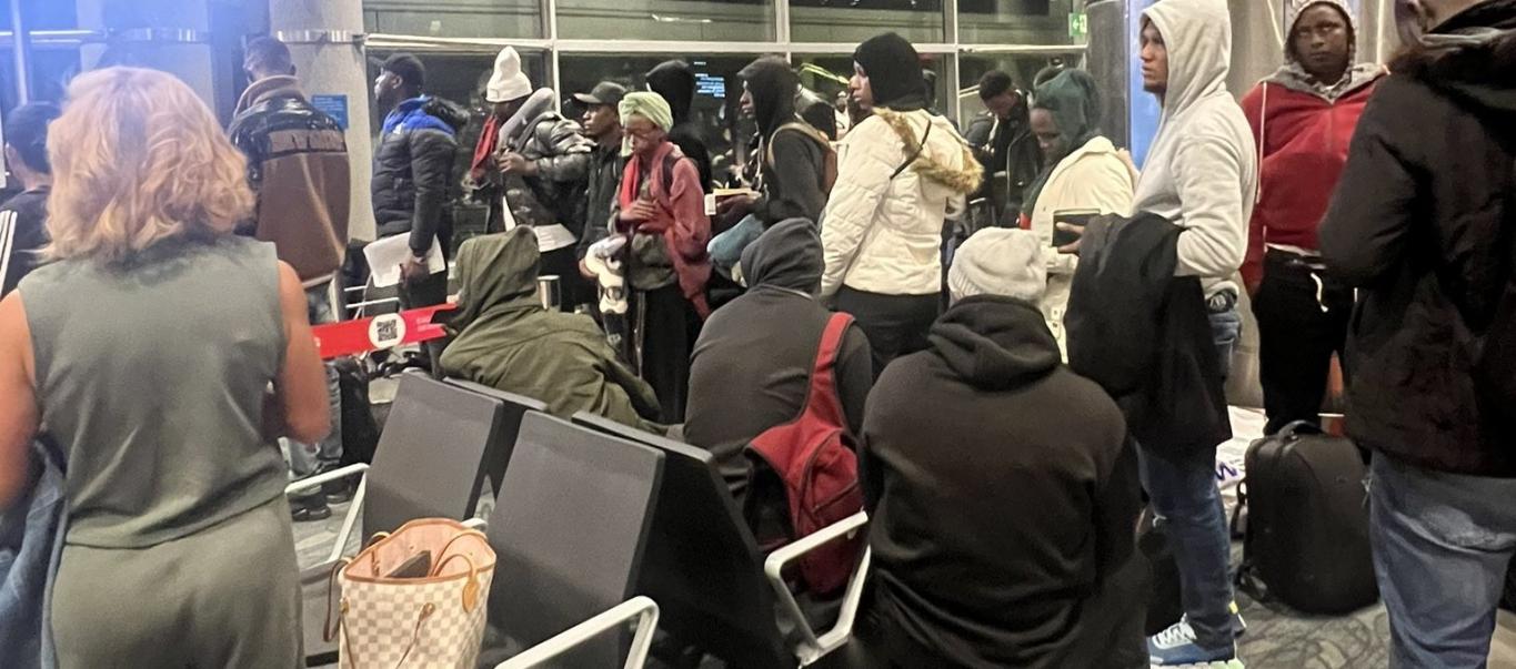 Los ciudadanos africanos permanecen en el área de salidas internacionales