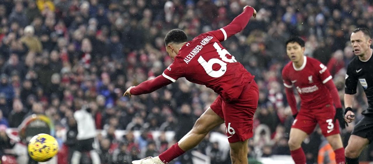 Momento del gol del triunfo de Alexander-Arnold.