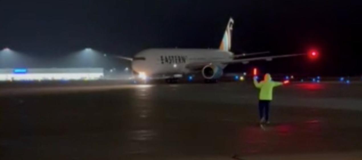 Avión con la llegada de migrantes. 