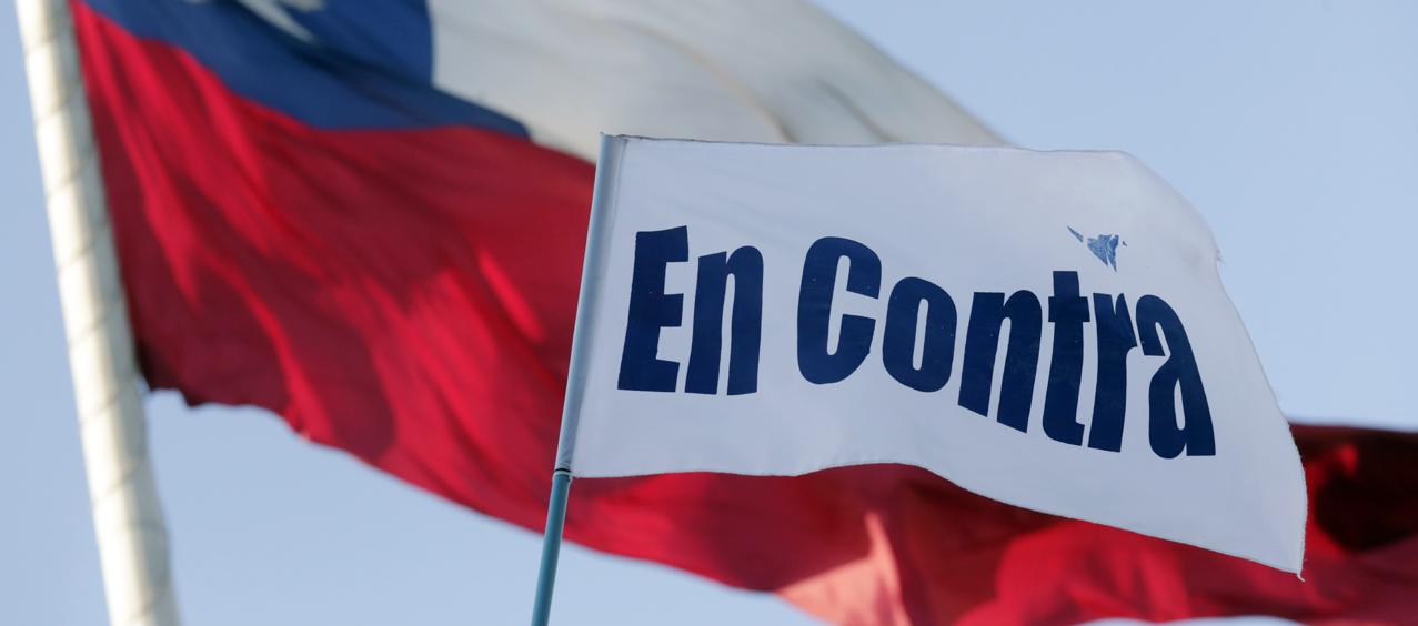 Integrantes del Team Patriota celebran resultados del plebiscito constitucional.