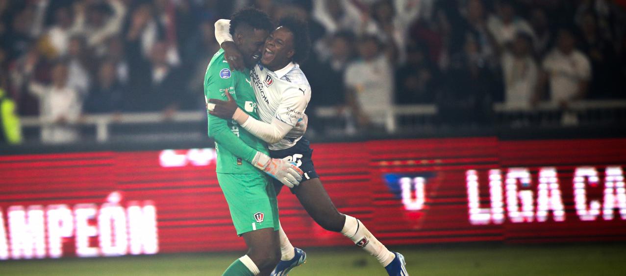 Alexander Domínguez celebra el título con su compañero Jhojan Julio.