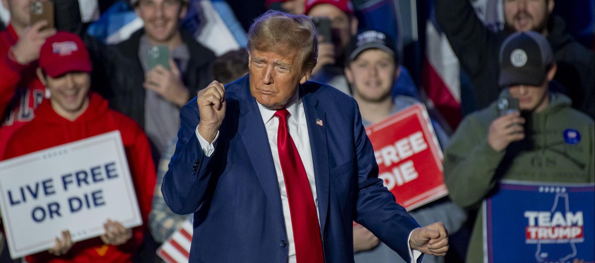 Seguidores escuchan al expresidente de EE.UU. Donald Trump durante un acto de campaña en la Universidad de New Hampshire