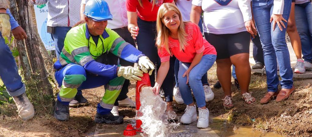 La Gobernadora Elsa Noguera en el corregimiento de Santa Cruz, en Luruaco. 