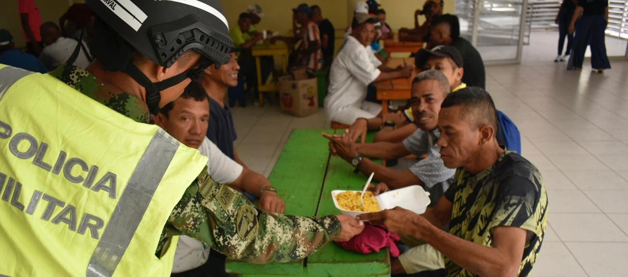 Los habitantes de la calle recibieron desayuno.