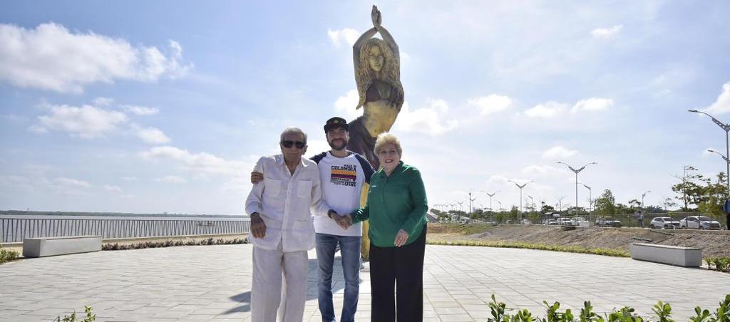 El Alcalde Jaime Pumarejo con los padres de Shakira, Nidia y William.