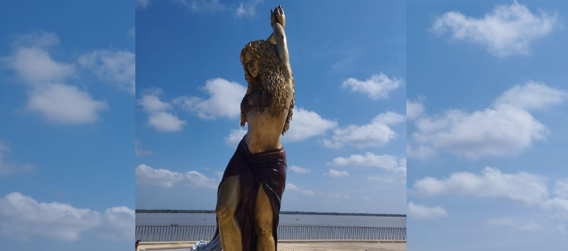 Estatua de Shakira en el Gran Malecón del Río.