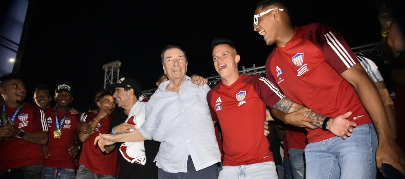 Fuad Char en plena celebración con Wálmer Pacheco y Gabriel Fuentes.