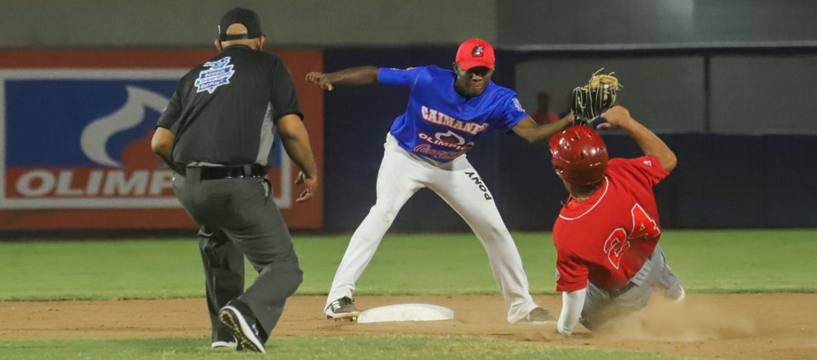 Édgar Barrios, de Caimanes, pone out en segunda al corredor Ángel Contreras. 