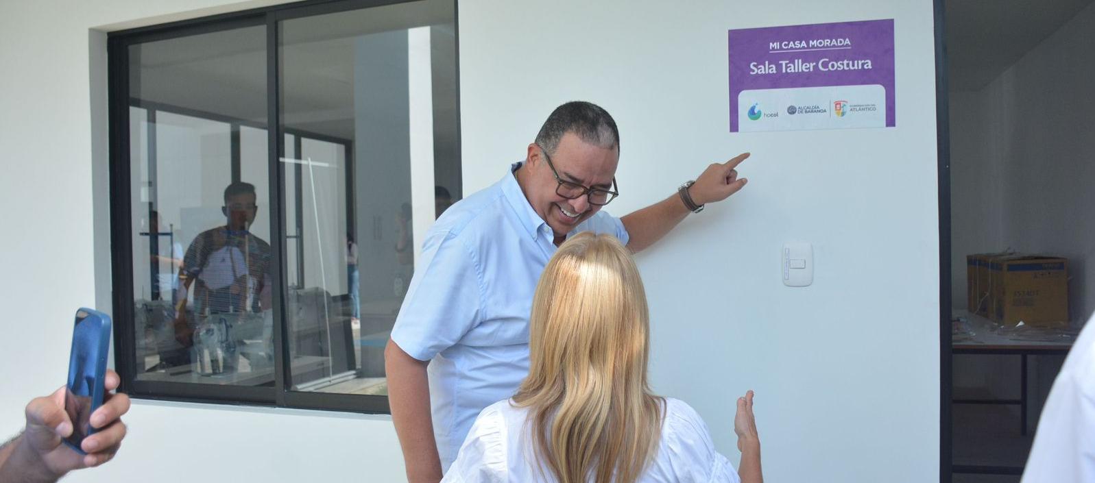 El alcalde Roberto Celedón y la Gobernadora Elsa Noguera en la entrada de la Casa de la Mujer. 