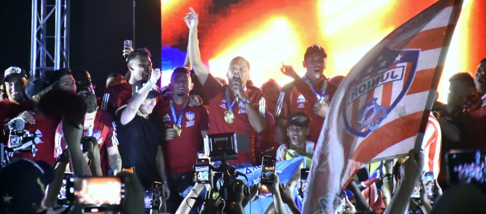 Los jugadores de Junior celebrando en La Ventana de Campeones. 