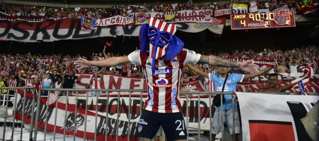 Walmer Pacheco celebra con una máscara de marimonda.