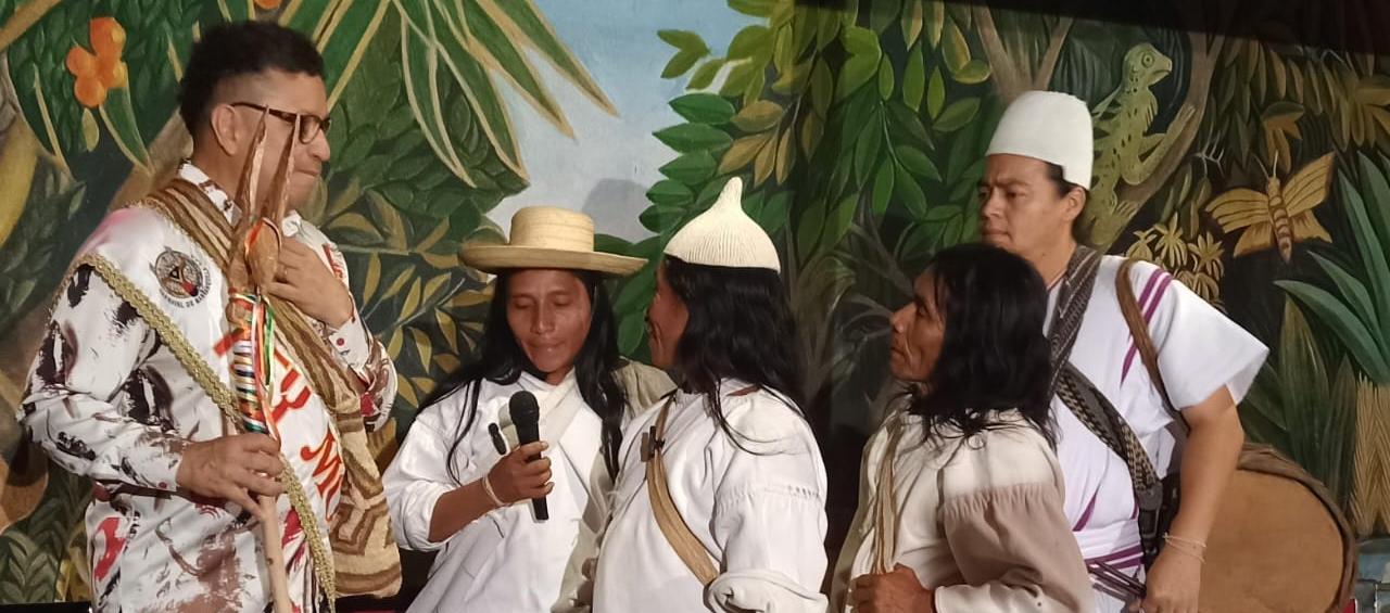 Juventino Ojito junto a los maestros.