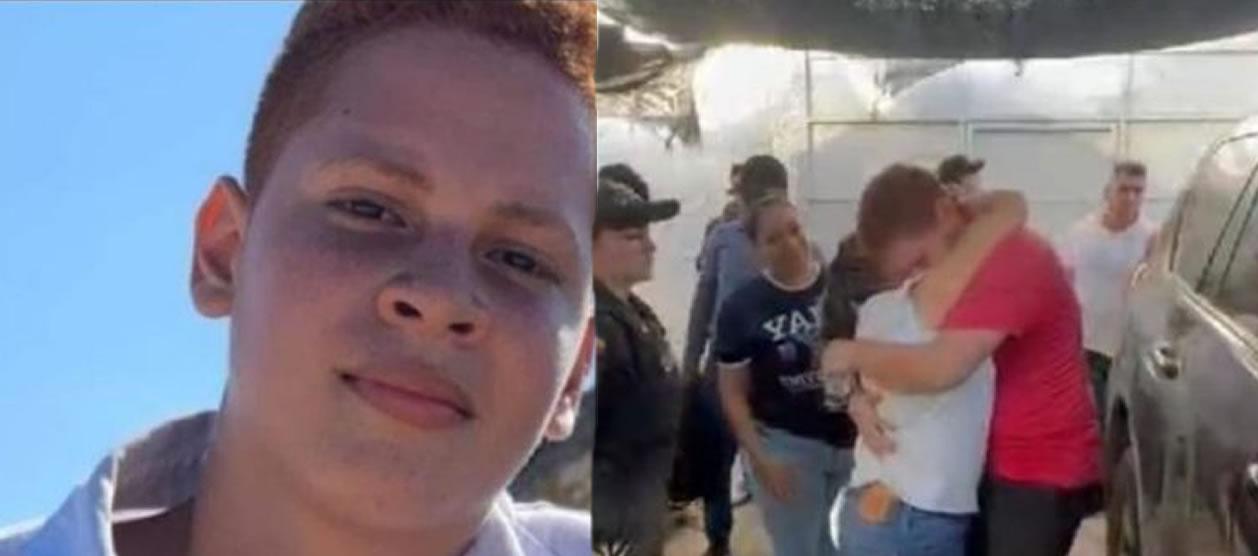 El joven liberado tras reencontrarse con su familia. 